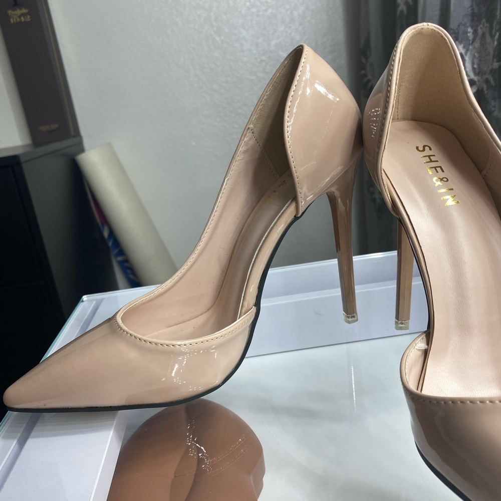 Pointed toe pumps